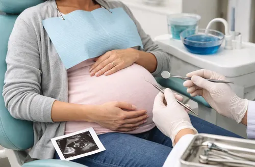 Dentista alerta para relação entre saúde hormonal e saúde bucal feminina