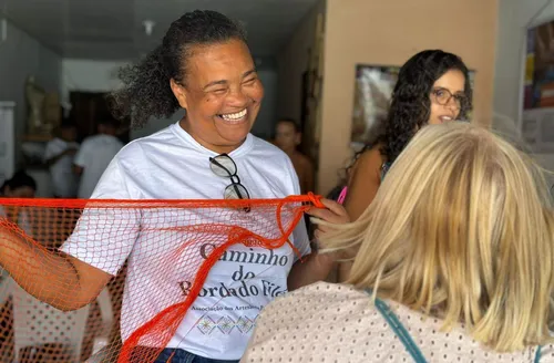 Dia do Artesão: Dete faz da tradição do filé uma conexão do Pontal com o mundo