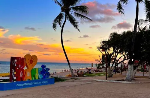 Evento leva pagode, emoção e nostalgia à Praia do Francês