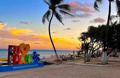 Evento leva pagode, emoção e nostalgia à Praia do Francês