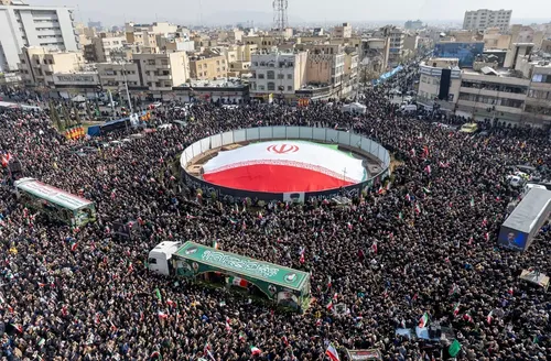 Funeral de militares mortos pelos Estados Unidos e Israel arrasta multidão