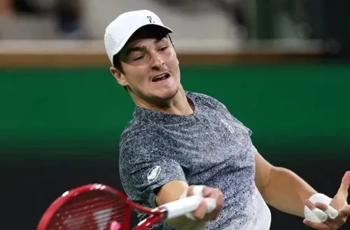 João Fonseca passa pela estreia e desafia Alcaraz em Miami