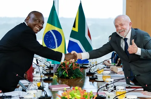 Lula cita preocupação com conflito no Irã e fala em ampliar defesa