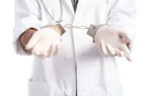 Médico é condenado a 6 anos por violência sexual contra pacientes em Maceió