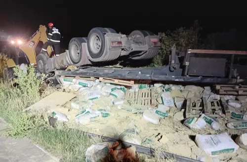 Motorista morre após carreta tombar na rodovia AL-140, em Mata Grande