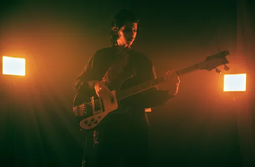 Novo single de Pedro Salvador encara colapso, ruínas e resistência