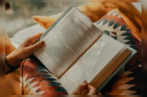 Papel ou tela? O que a psicologia  diz sobre o apego aos livros físicos