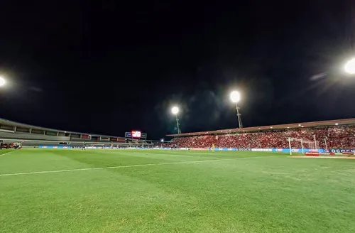 Secretaria de Esportes entrega novo sistema de iluminação do Rei Pelé