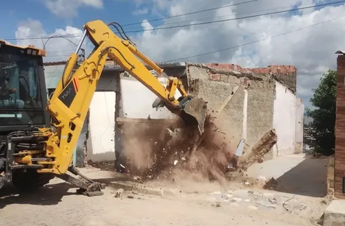 Sete imóveis em área de risco são demolidos pela Defesa Civil em Maceió