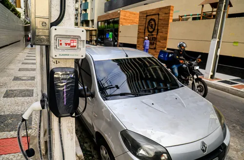 Uso de postes para recarga de veículos elétricos gera alerta de segurança em Maceió