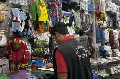 Variação de preços marca vendas de fantasias e adereços na capital alagoana