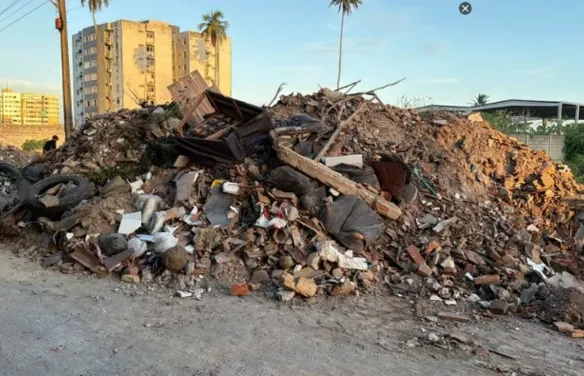 Acúmulo de lixo transforma rua do Prado em ponto de descarte irregular