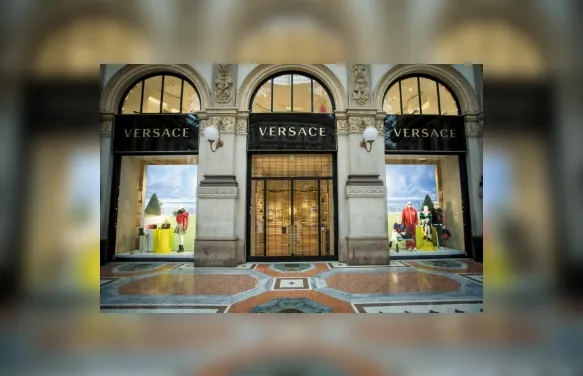 Atelier Versace volta à maison após dez anos