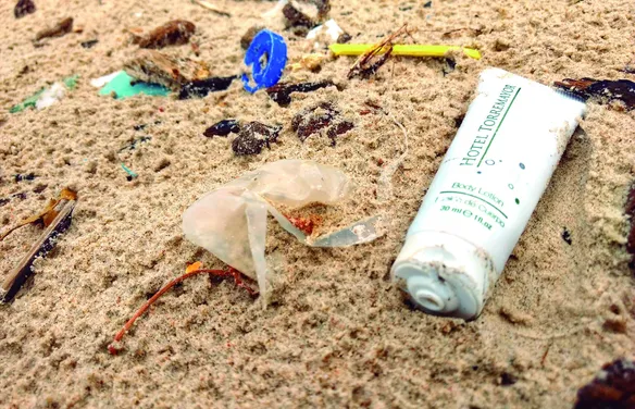 Lixo “esquecido” na praia invade os oceanos, afeta ecossistemas e acaba com vidas marinhas