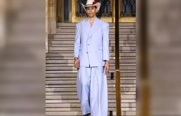 Modelo e irmão de Bad Bunny, Bernie Martinez conquista a web