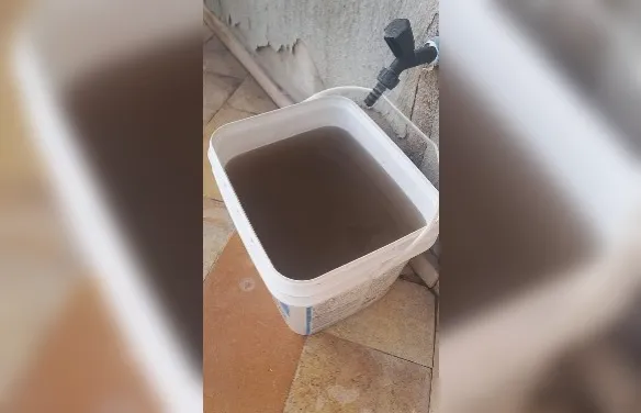Moradores denunciam água turva após interrupção no abastecimento na Praia do Francês, em Marechal