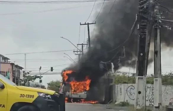 Ônibus com 20 passageiros pega fogo na Avenida Juca Sampaio, em Maceió