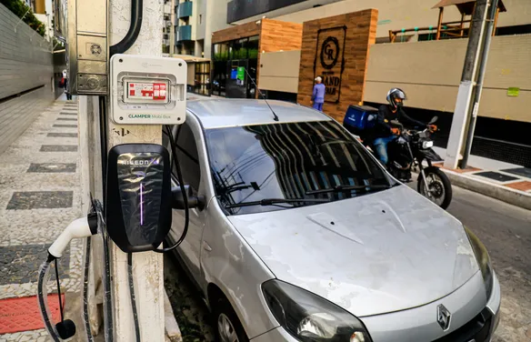Uso de postes para recarga de veículos elétricos gera alerta de segurança em Maceió
