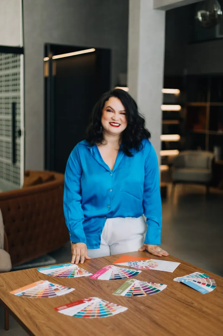 Consultora de moda Andressa Galvão fala sobre a importância de escolher as cores certas para vestir