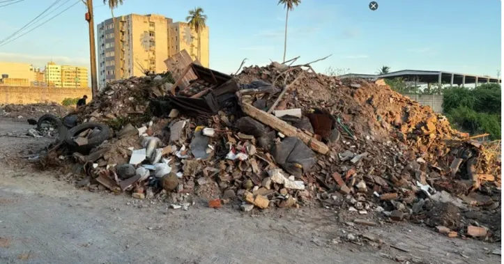 Em vários pontos da rua, transitar é quase impossível devido ao acúmulo de resíduos.