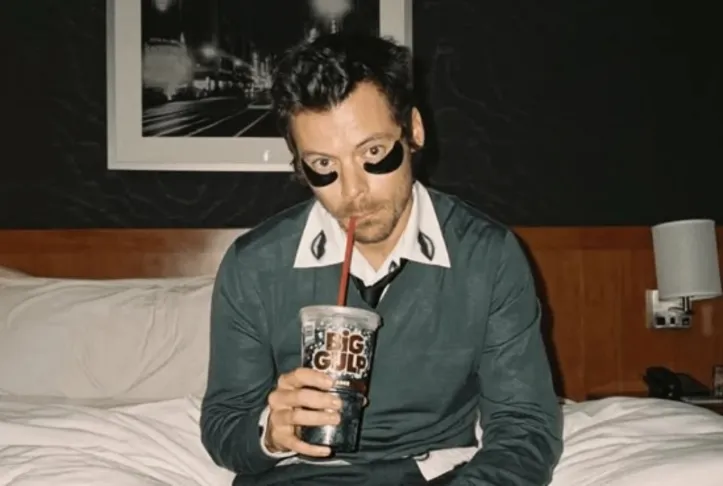 Imagem ilustrativa da imagem Adesivos nos olhos são nova técnica de skincare masculino; conheça