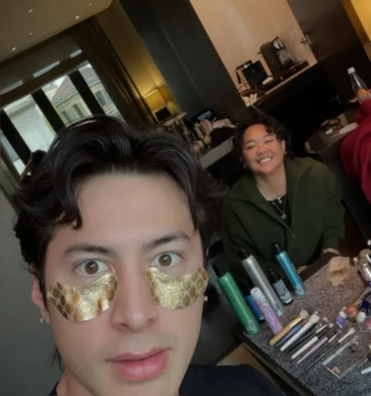 Imagem ilustrativa da imagem Adesivos nos olhos são nova técnica de skincare masculino; conheça