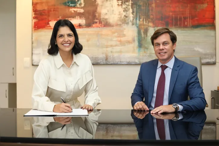 Como forma de celebrar a força feminina na advocacia, o presidente da OAB Alagoas, VAGNER PAES, passou o cargo, ontem, para a vice, CLÁUDIA MEDEIROS, que ficará à frente da instituição durante todo o mês de março, dedicado às mulheres