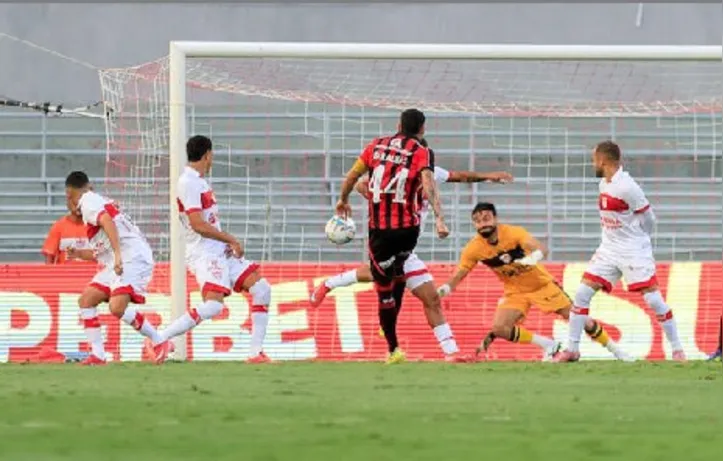 Momento de um dos gols do Vitória sobre o CRB, pelo Nordestão
