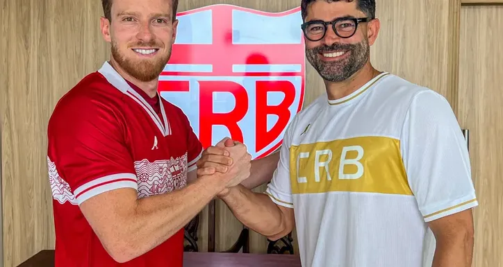 Lucas Lovat com o dirigente Ari Barros, durante sua apresentação