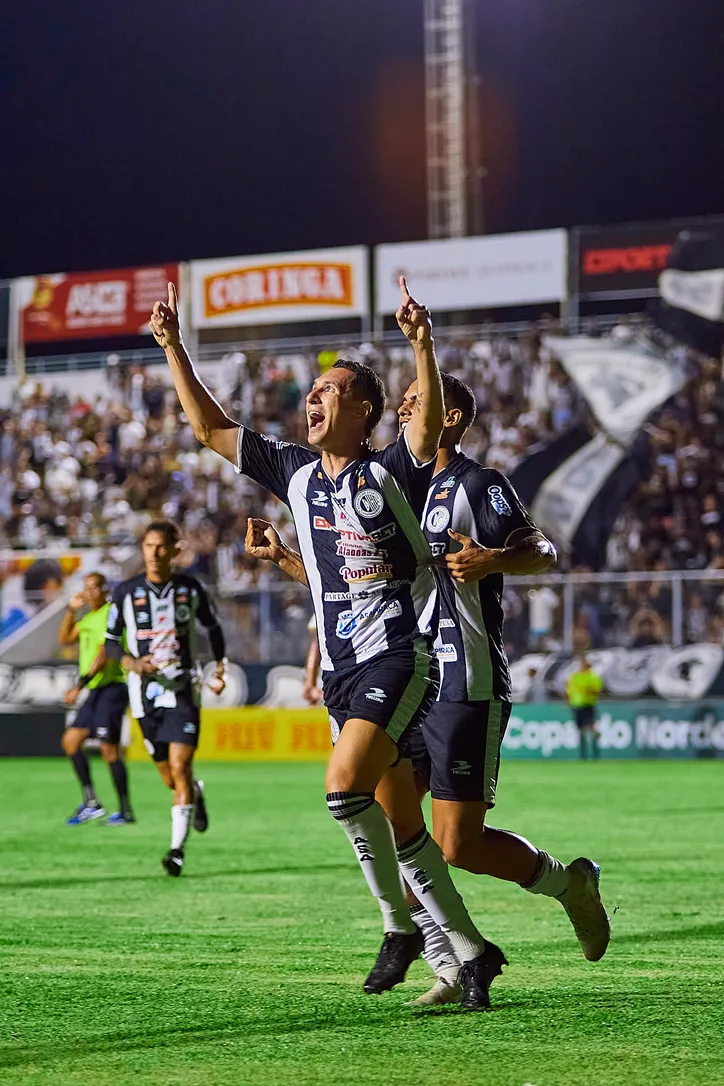 Autor do gol do ASA, Higor Leite comemora, no Coaracy da Mata