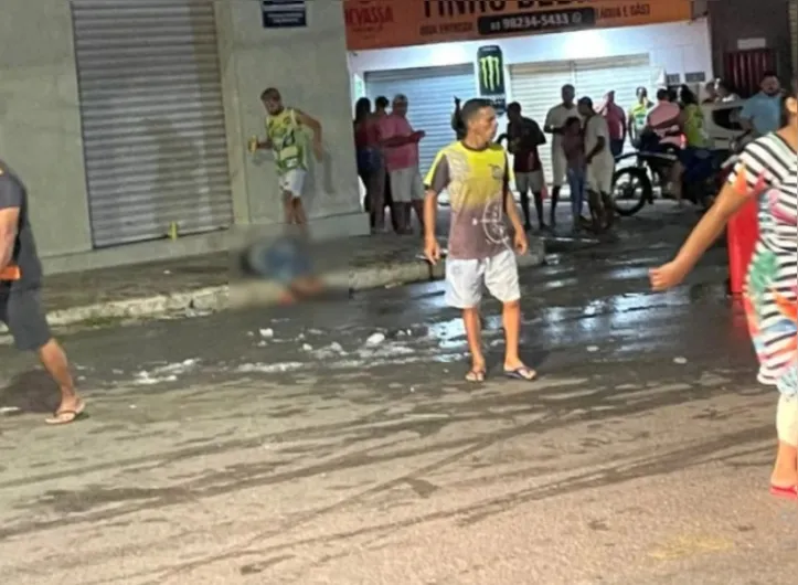 Homem foi assassinado no meio de um bloco no centro da cidade