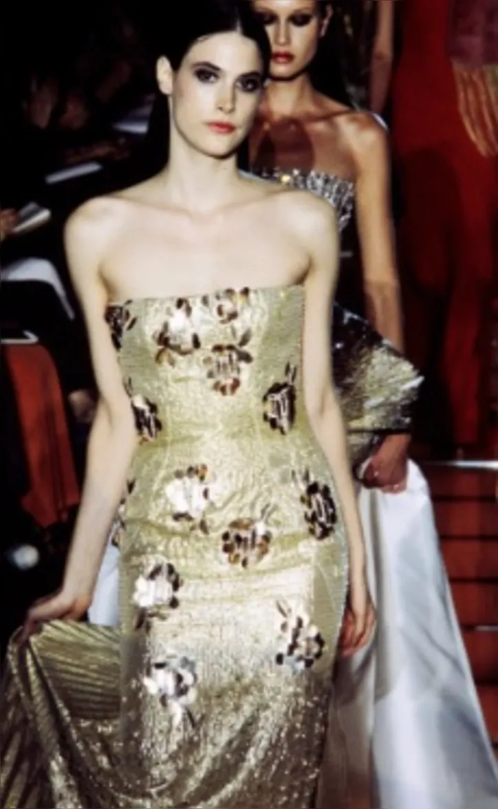 Imagem ilustrativa da imagem Atelier Versace volta à maison após dez anos