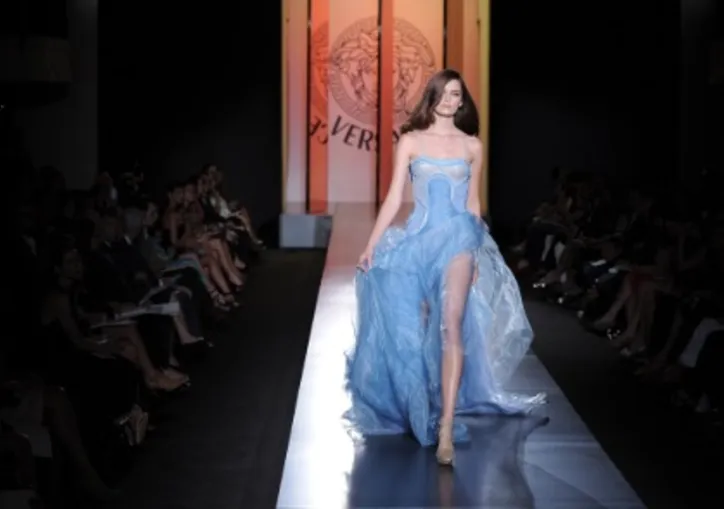 Imagem ilustrativa da imagem Atelier Versace volta à maison após dez anos