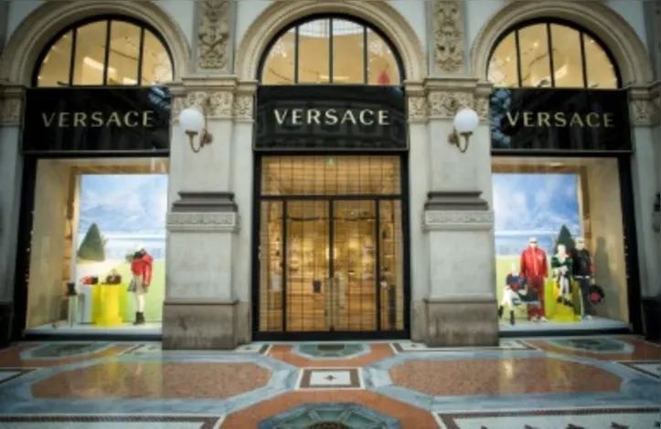 Imagem ilustrativa da imagem Atelier Versace volta à maison após dez anos