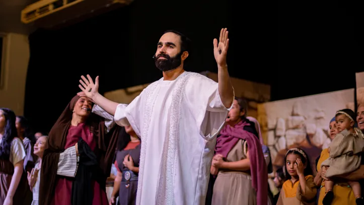 Ressuscitado, Jesus mostra as mãos perfuradas a seus seguidores