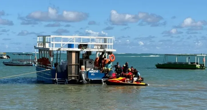 A Semsc apreendeu equipamentos de som em um barco que promovia evento sem autorização