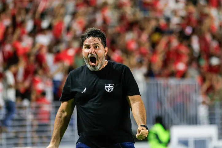 Eduardo Barroca vibra com gol do CRB no clássico contra o CSA