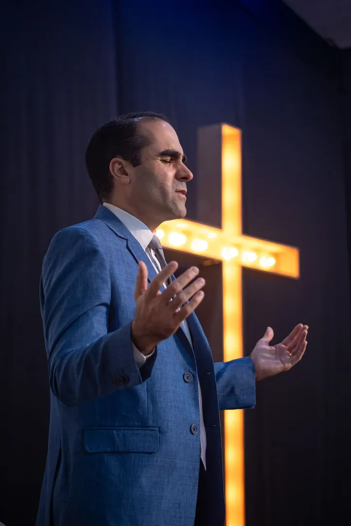 Pastor Leonardo diz que o Espírito Santo age de forma misteriosa