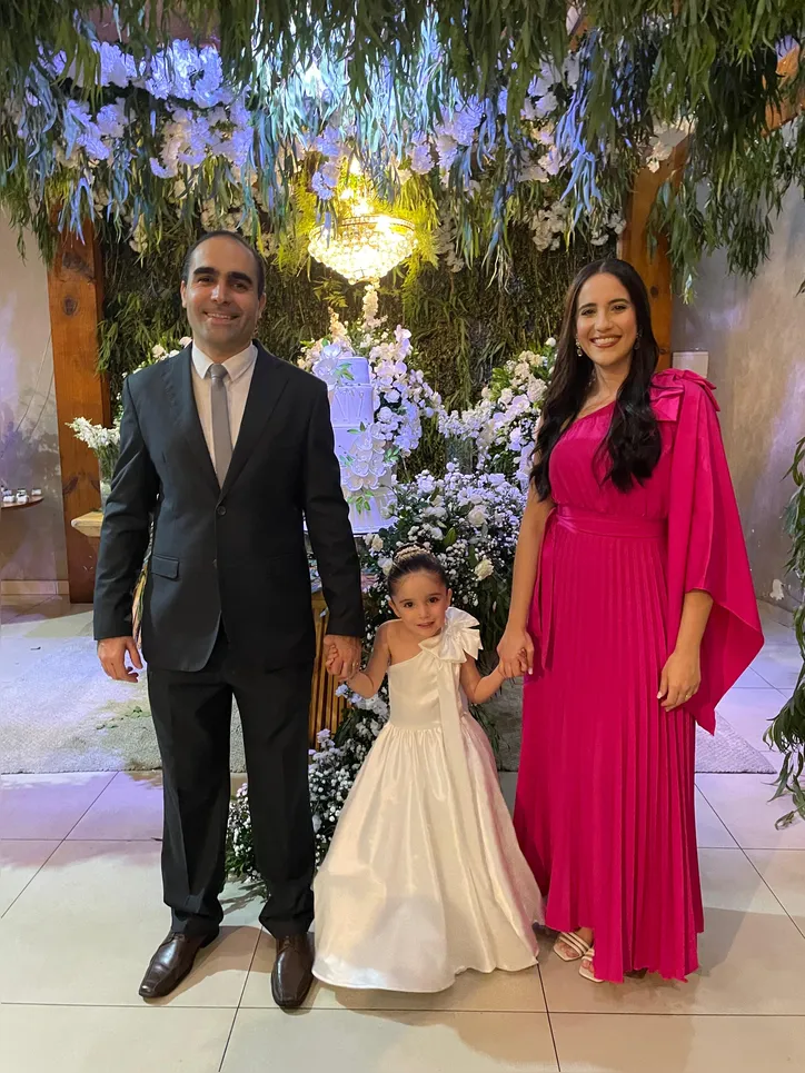 Leonardo é auxiliado na igreja pela esposa, Amanda