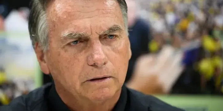 Bolsonaro deixa a UTI após melhora na infecção, diz Michelle
