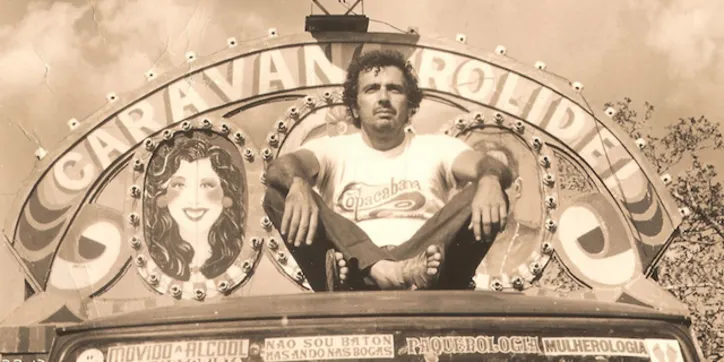 Cacá Diegues em cima do veículo usado no filme "Bye Bye Brasil"