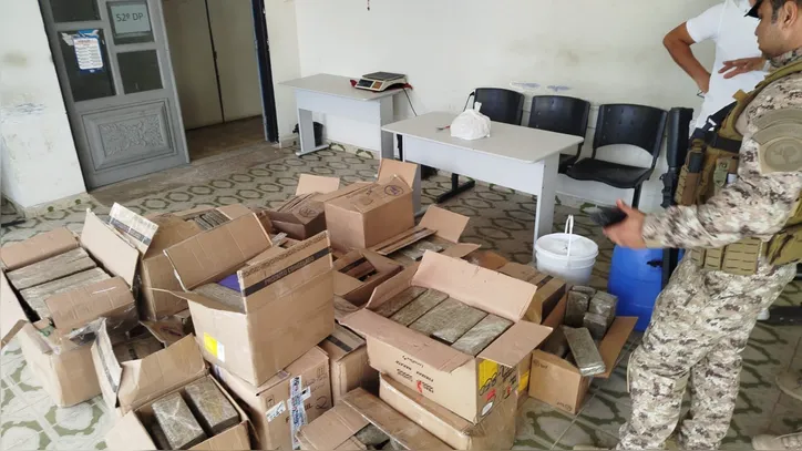 Imagem ilustrativa da imagem Caminhão interceptado leva polícia a depósito com 650 kg de drogas em Arapiraca