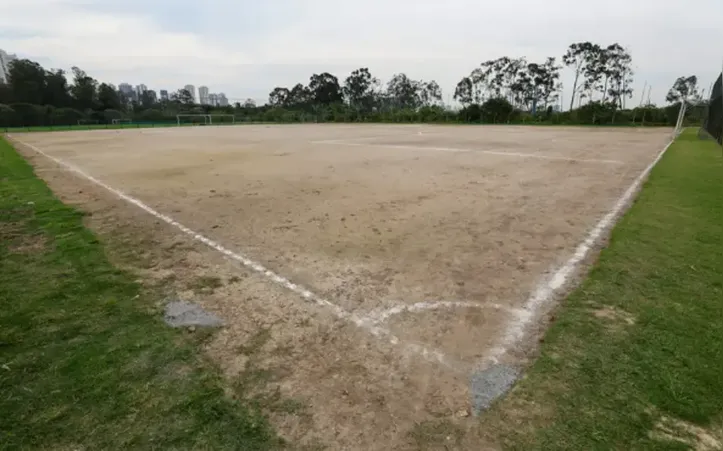 CT da base do Palmeiras tem campo de terra para os atletas