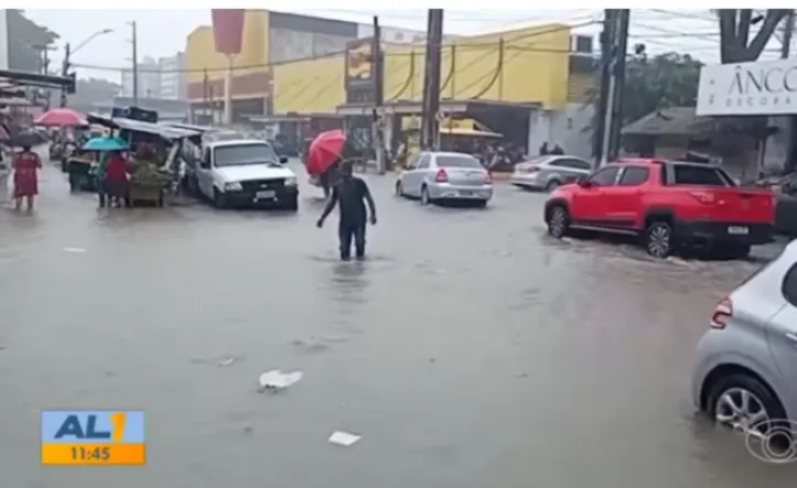 Chuvas deixam ruas alagadas em diversas partes de Maceió