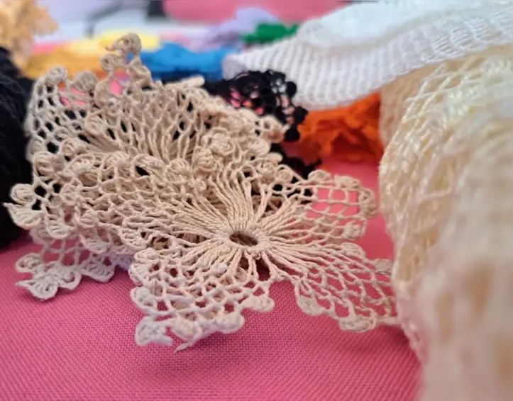 Imagem ilustrativa da imagem Com linhas agulhas e identidade, artesãs transformam histórias em arte