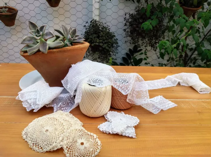 Imagem ilustrativa da imagem Com linhas agulhas e identidade, artesãs transformam histórias em arte