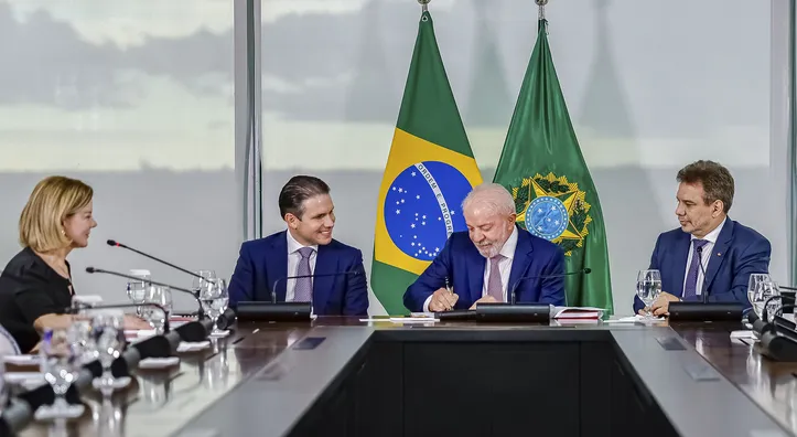 Ao lado do deputado Hugo Motta, Lula sancionou ontem o projeto aprovado pelo Congresso