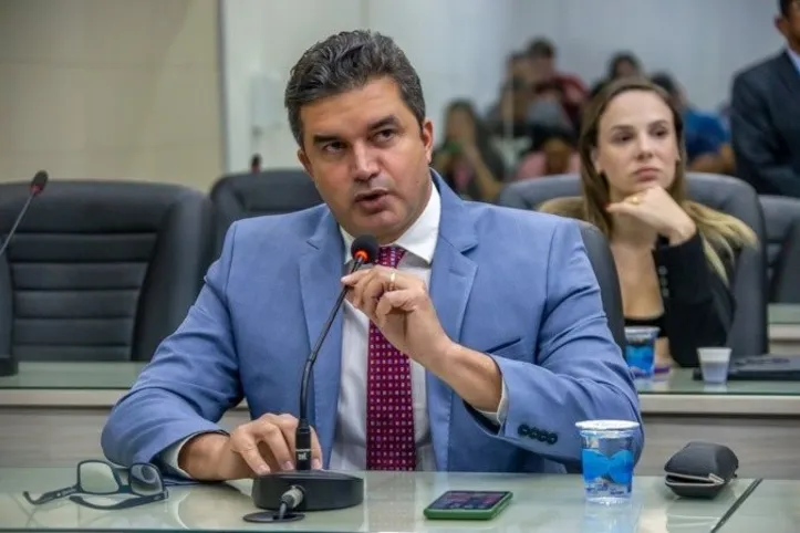 Imagem ilustrativa da imagem Comissão de orçamento mantém contas de Rui Palmeira sem data de julgamento