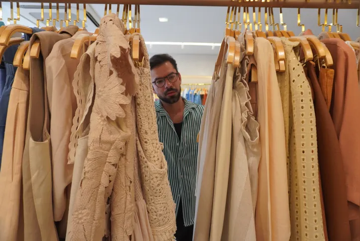 Imagem ilustrativa da imagem Como escolher roupas de qualidade e fazer o guarda-roupa durar mais