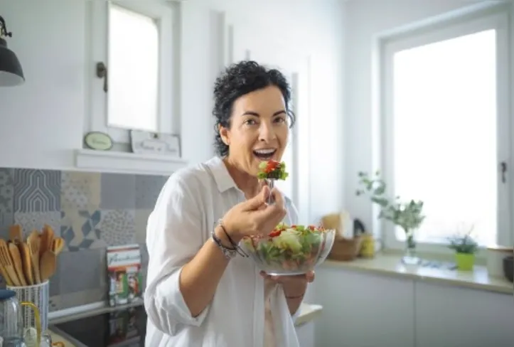 Imagem ilustrativa da imagem Confira estratégias alimentares para mulheres 40+ com rotinas intensas